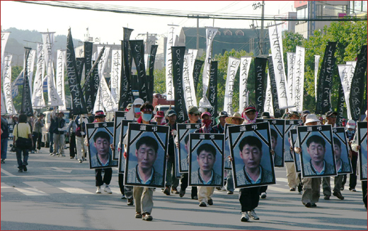 거리행진. 민주노총은 "하중근 열사가 일하던 포스코 앞에서 추모제를 지낸다"는 뜻을 밝혔다. 